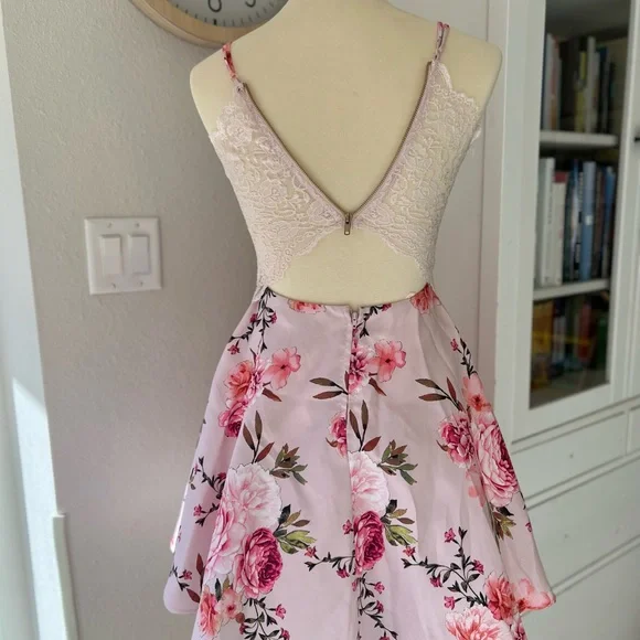 Like New Spaghetti Strap Lace-Bra-Back Floral Fit-and-Flare Dress - Picture 4 of 8